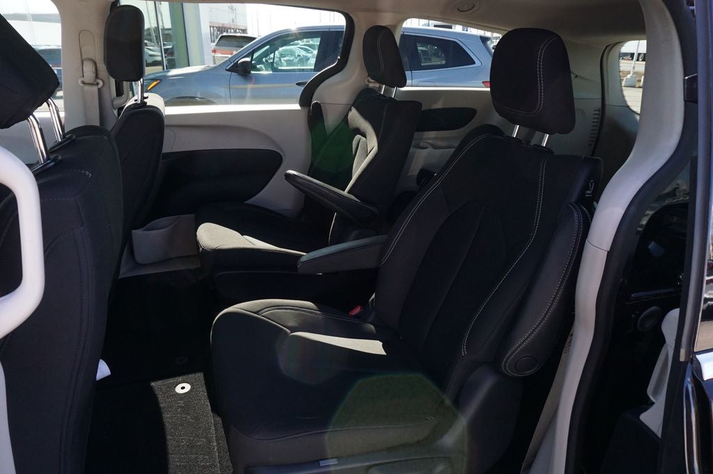 2020 Chrysler Voyager LX