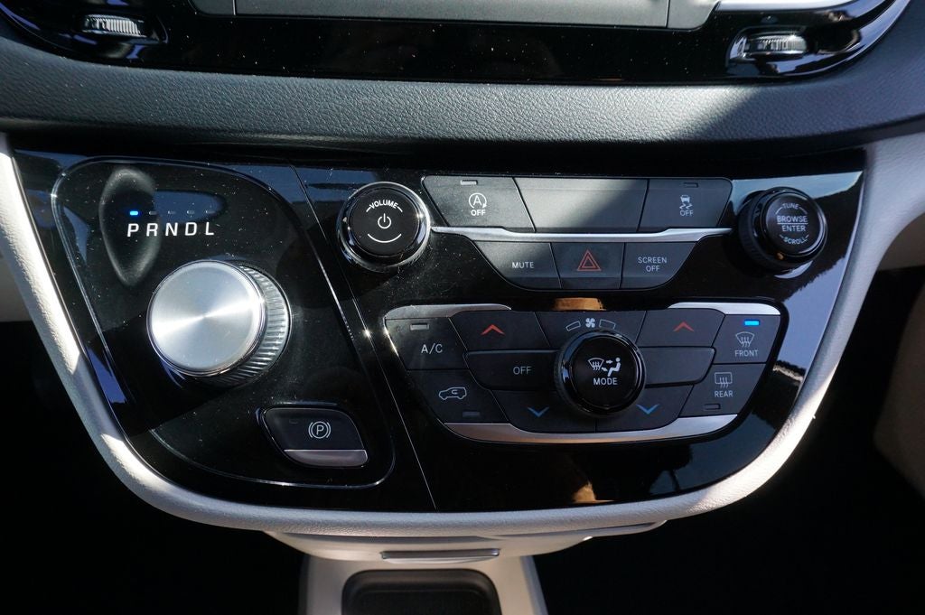 2020 Chrysler Voyager LX