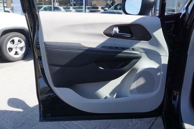 2020 Chrysler Voyager LX