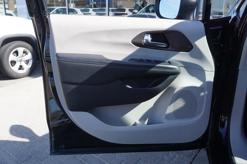 2020 Chrysler Voyager LX