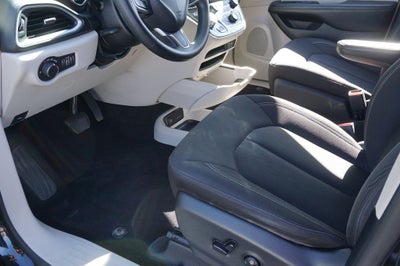 2020 Chrysler Voyager LX