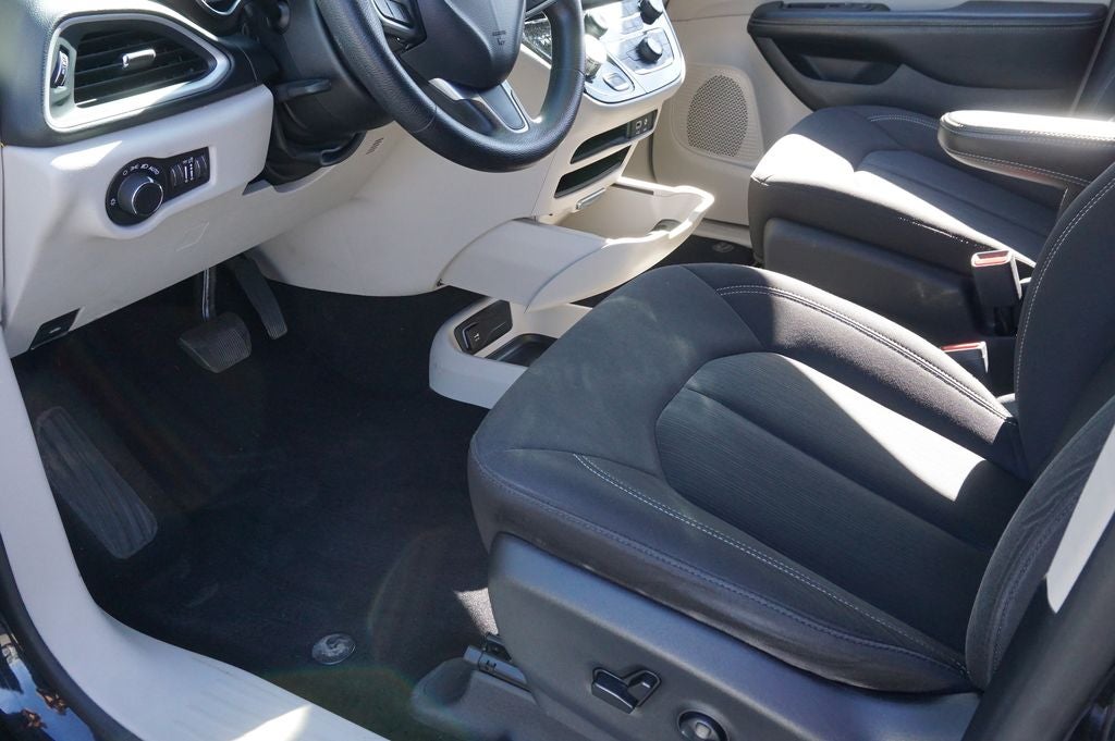 2020 Chrysler Voyager LX