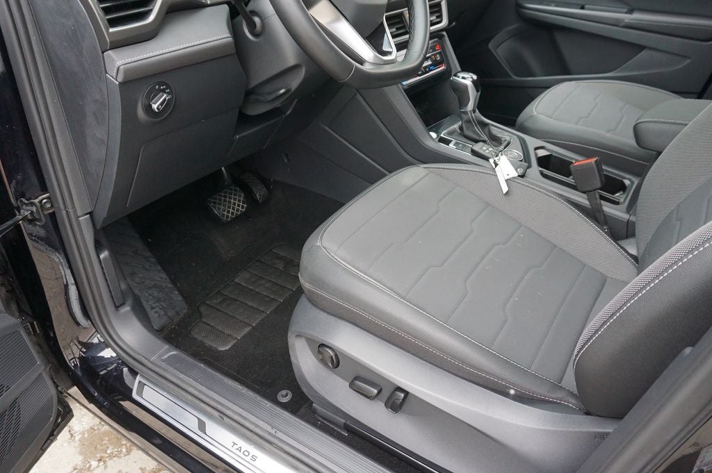 2025 Volkswagen Taos 1.5T SE Black