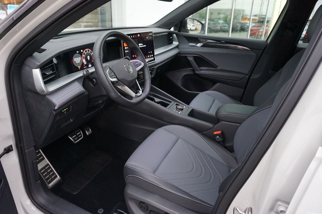 2025 Volkswagen Tiguan 2.0T SE R-Line Black