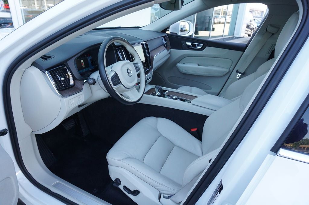 2022 Volvo XC60 B5 Momentum