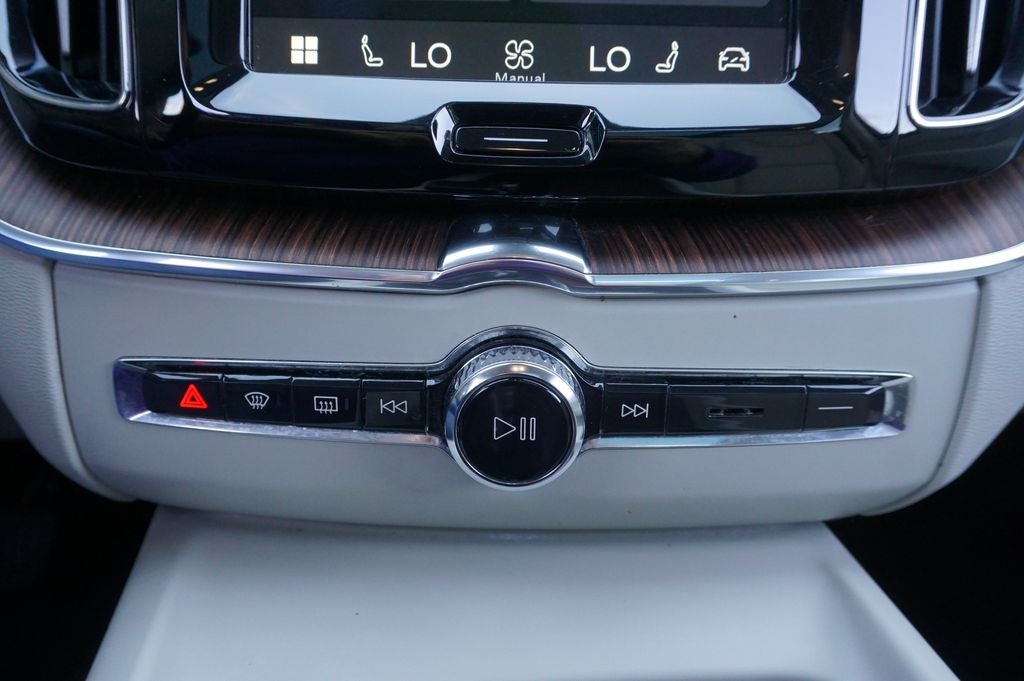 2022 Volvo XC60 B5 Momentum