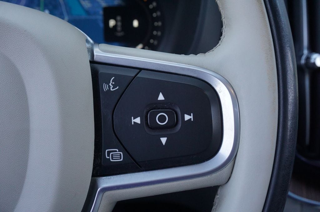2022 Volvo XC60 B5 Momentum