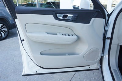 2022 Volvo XC60 B5 Momentum