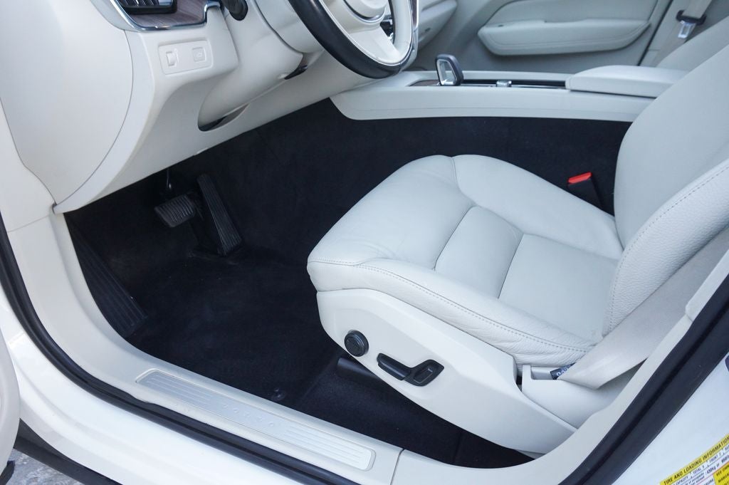2022 Volvo XC60 B5 Momentum
