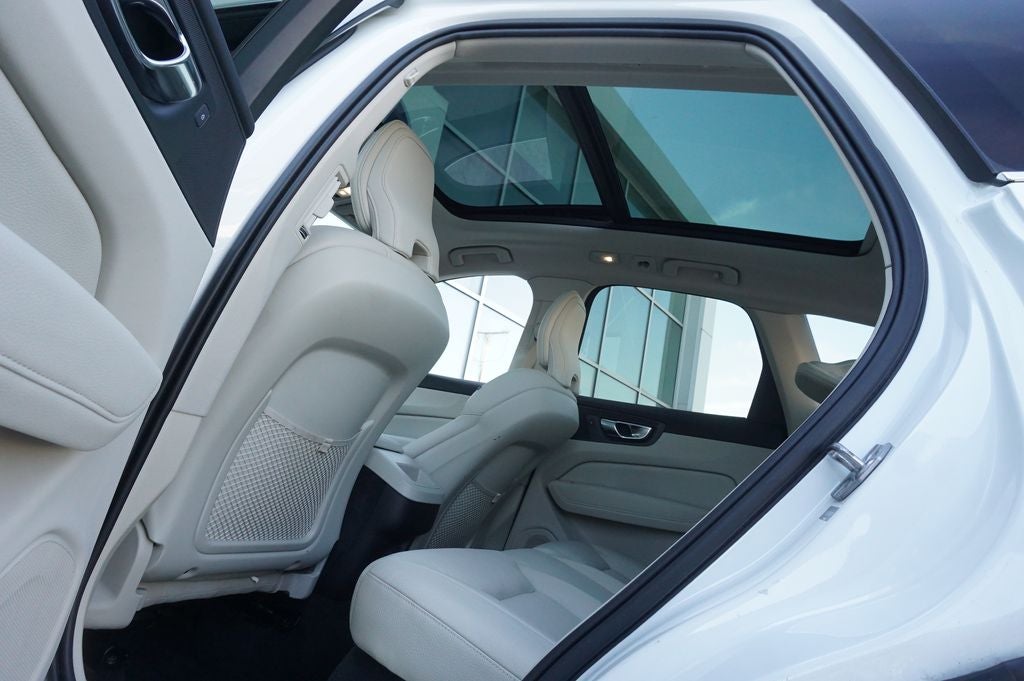 2022 Volvo XC60 B5 Momentum