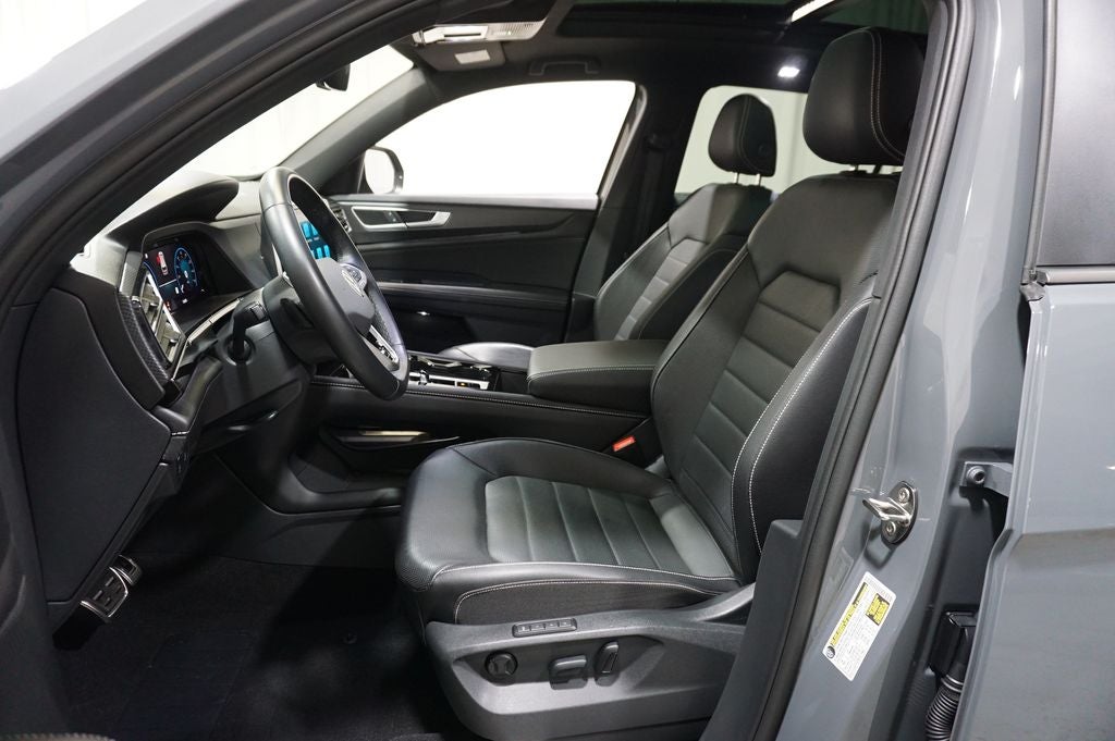 2026 Volkswagen Atlas Cross Sport 2.0T SEL R-Line Black