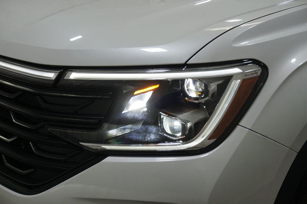 2026 Volkswagen Atlas Cross Sport 2.0T SEL R-Line Black