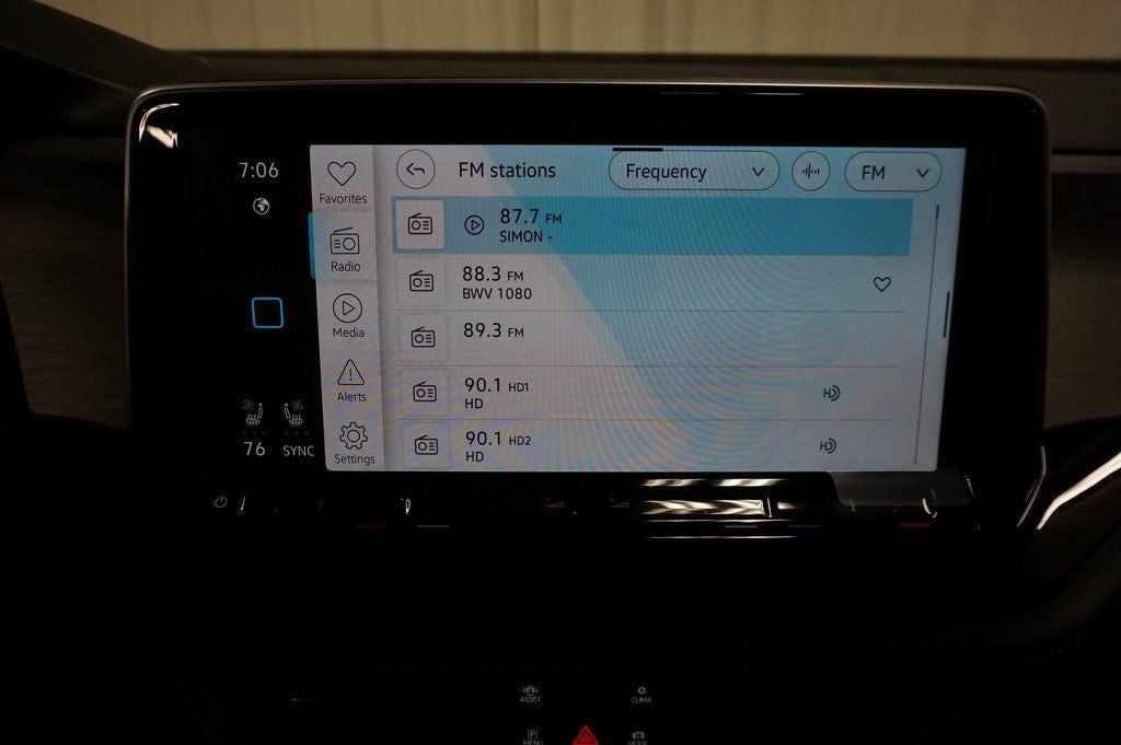 2025 Volkswagen Atlas Cross Sport 2.0T SE w/Technology