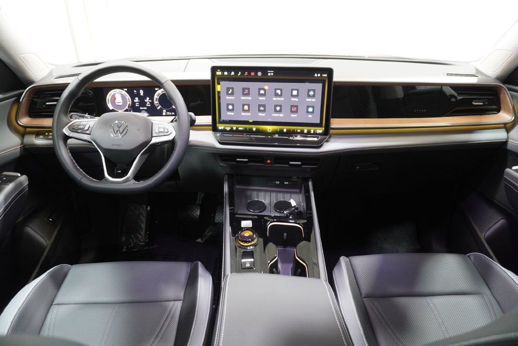2027 Volkswagen Atlas SE w/Technology