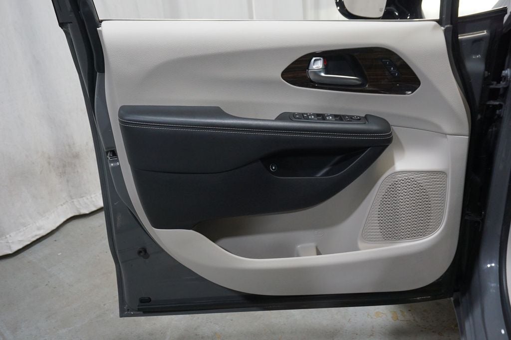 2023 Chrysler Pacifica Hybrid Limited