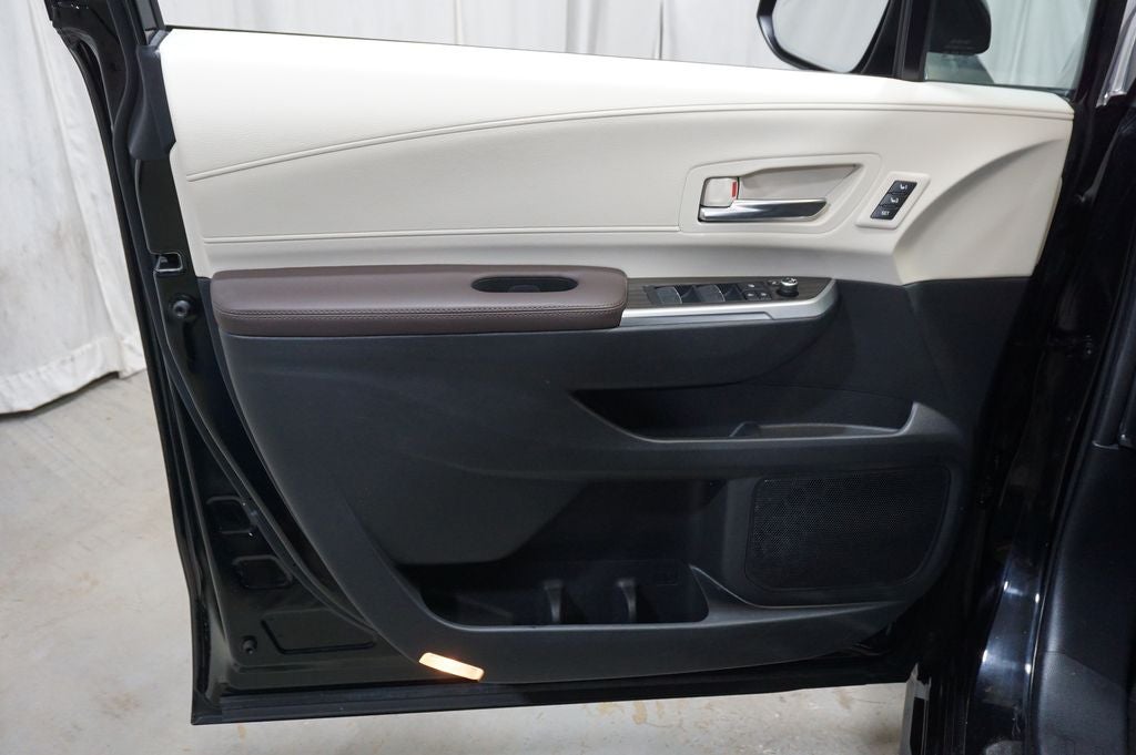 2023 Toyota Sienna Platinum 7 Passenger