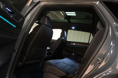 2025 Volkswagen Atlas Cross Sport 2.0T SEL R-Line Black