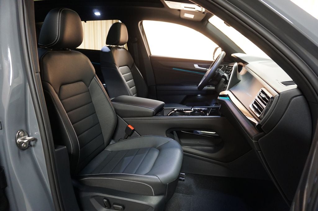 2025 Volkswagen Atlas Cross Sport 2.0T SEL R-Line Black