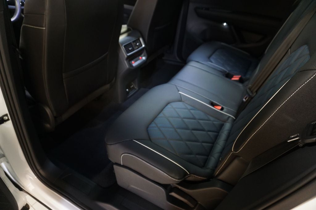 2025 Volkswagen Atlas Cross Sport 2.0T SEL Premium R-Line