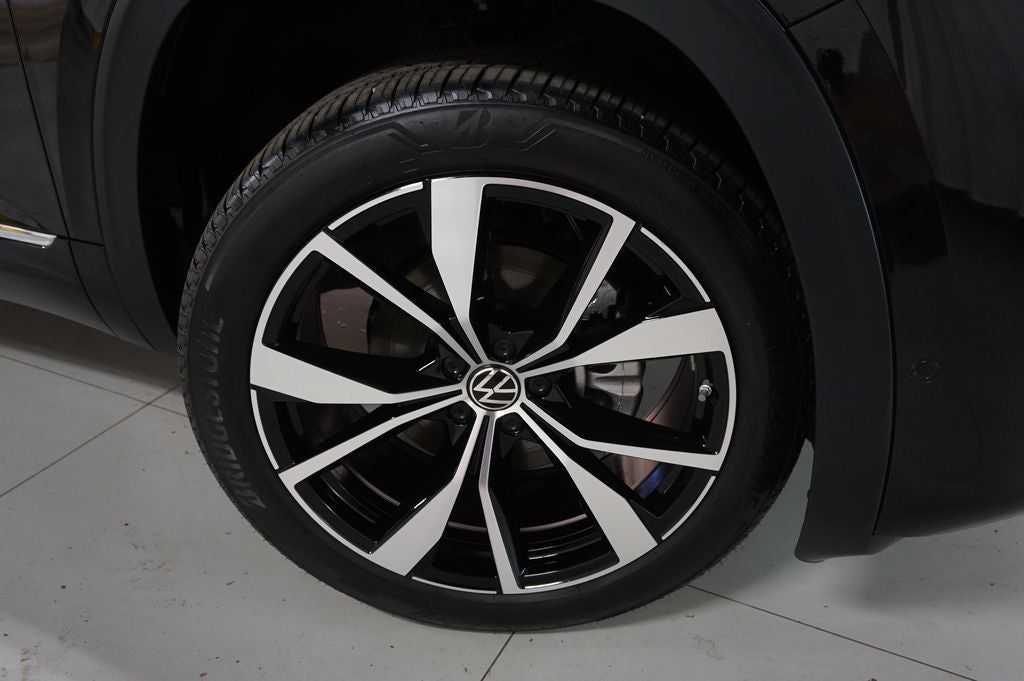 2025 Volkswagen Atlas Cross Sport 2.0T SEL Premium R-Line