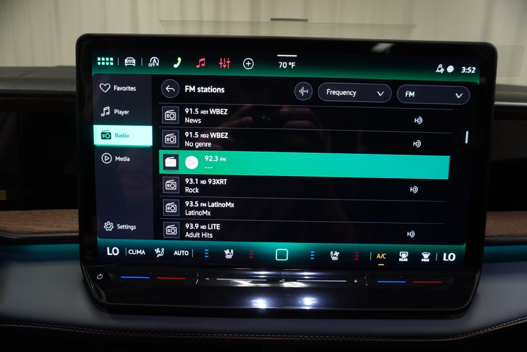 2027 Volkswagen Atlas SE w/Technology