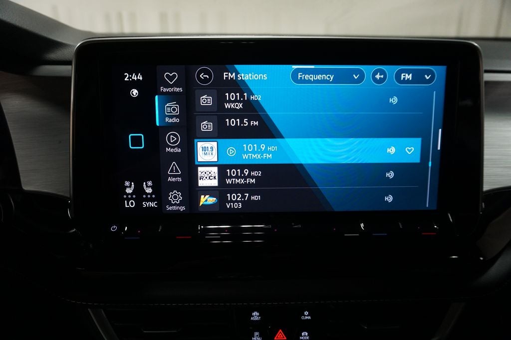2024 Volkswagen Atlas Cross Sport 2.0T SE w/Technology