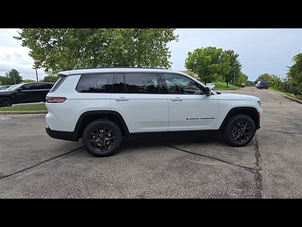 2027 Jeep Grand Cherokee L Laredo Altitude