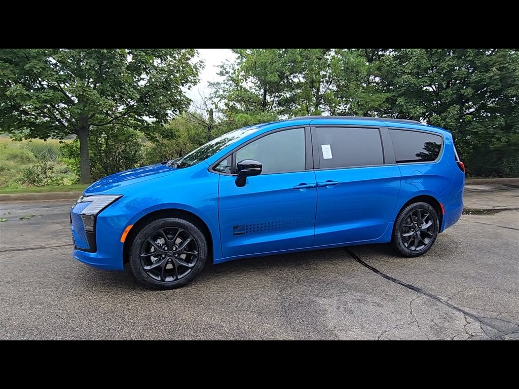 2027 Chrysler Pacifica Select