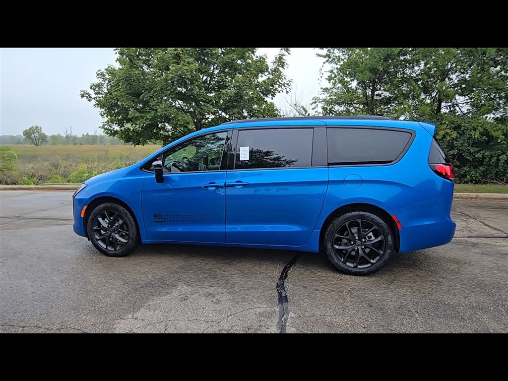 2027 Chrysler Pacifica Select