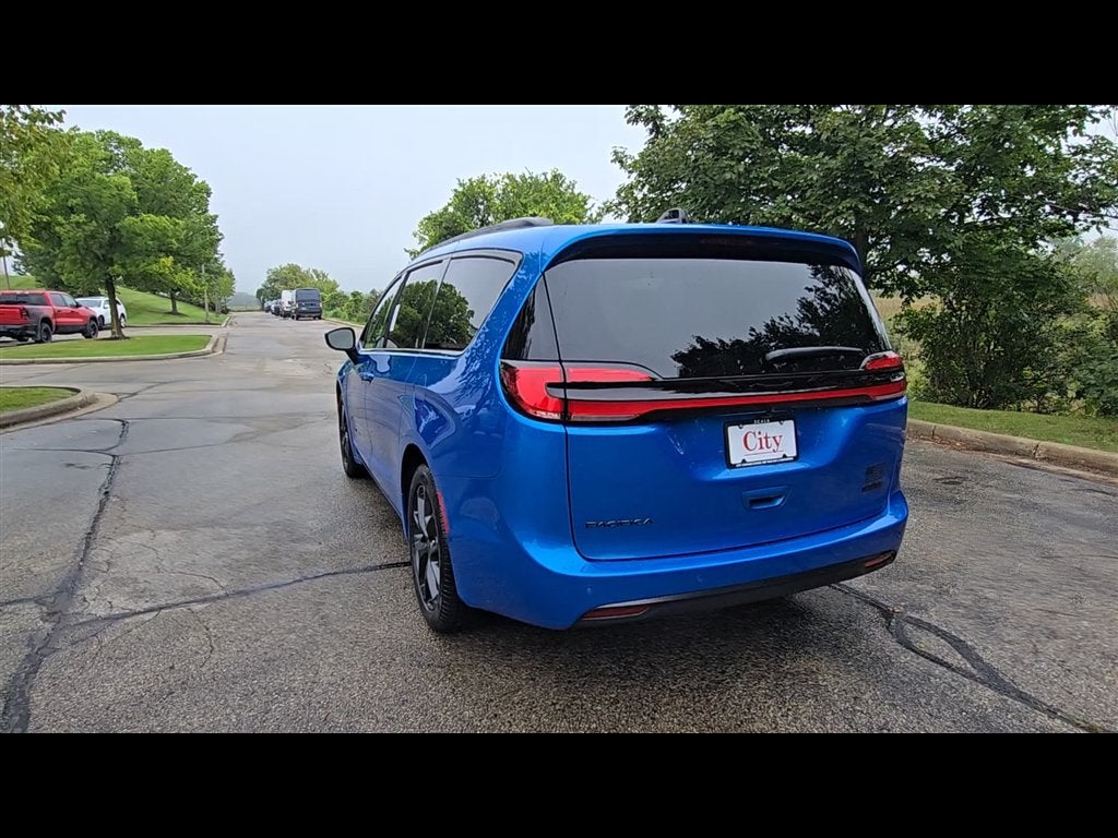 2027 Chrysler Pacifica Select