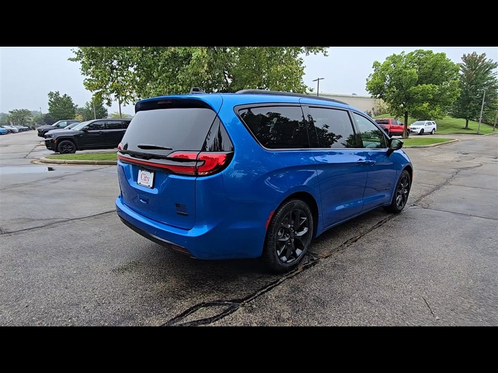 2027 Chrysler Pacifica Select