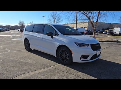 2026 Chrysler Pacifica Select