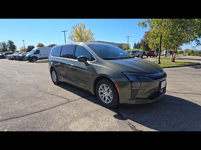 2027 Chrysler Pacifica Select