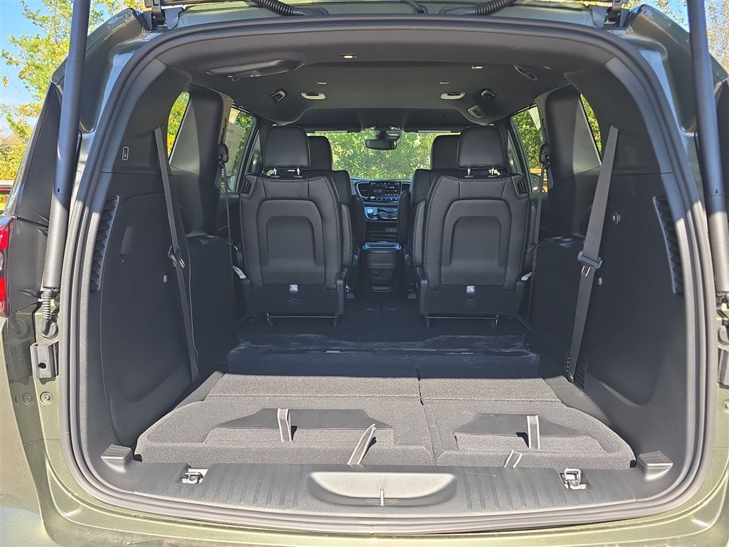 2027 Chrysler Pacifica Select