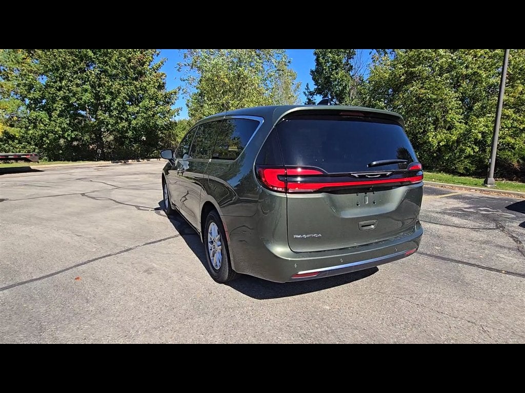 2027 Chrysler Pacifica Select