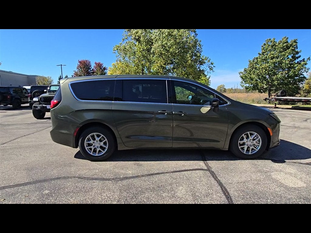 2027 Chrysler Pacifica Select