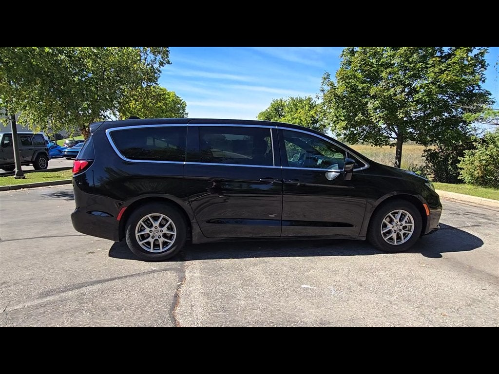 2025 Chrysler Pacifica Select