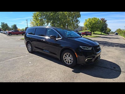 2025 Chrysler Pacifica Select