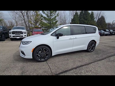 2026 Chrysler Pacifica Select