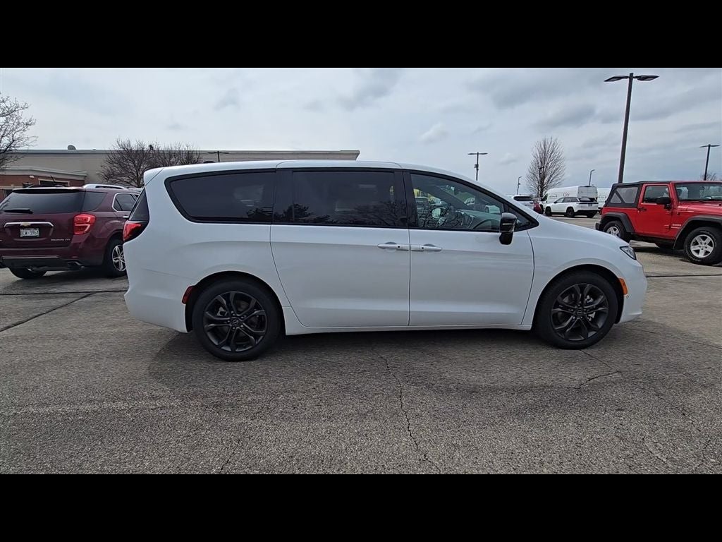 2026 Chrysler Pacifica Select