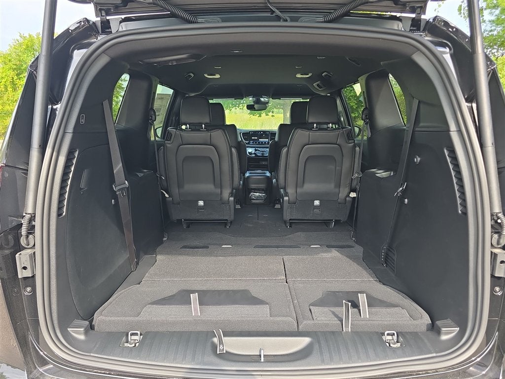 2027 Chrysler Pacifica Select