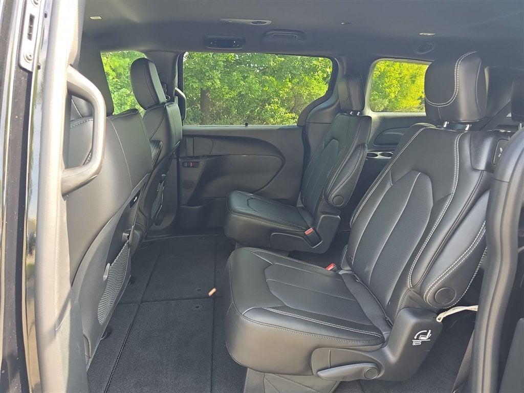 2027 Chrysler Pacifica Select