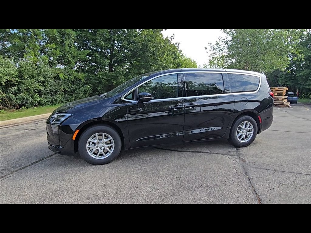 2027 Chrysler Pacifica Select