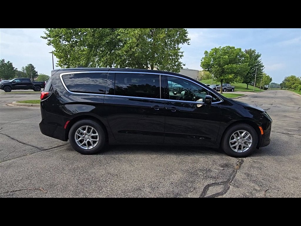 2027 Chrysler Pacifica Select