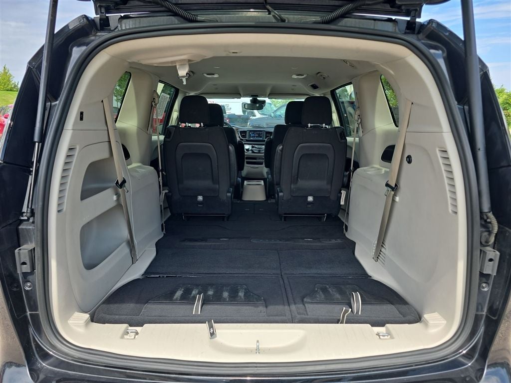 2023 Chrysler Voyager LX