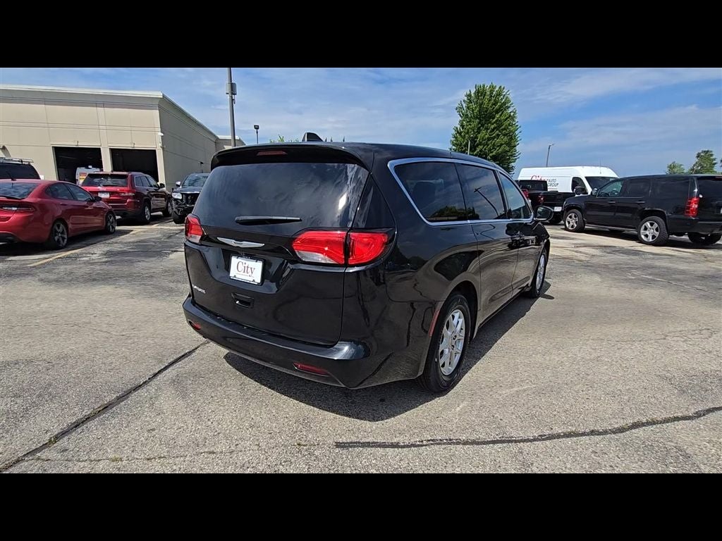 2023 Chrysler Voyager LX