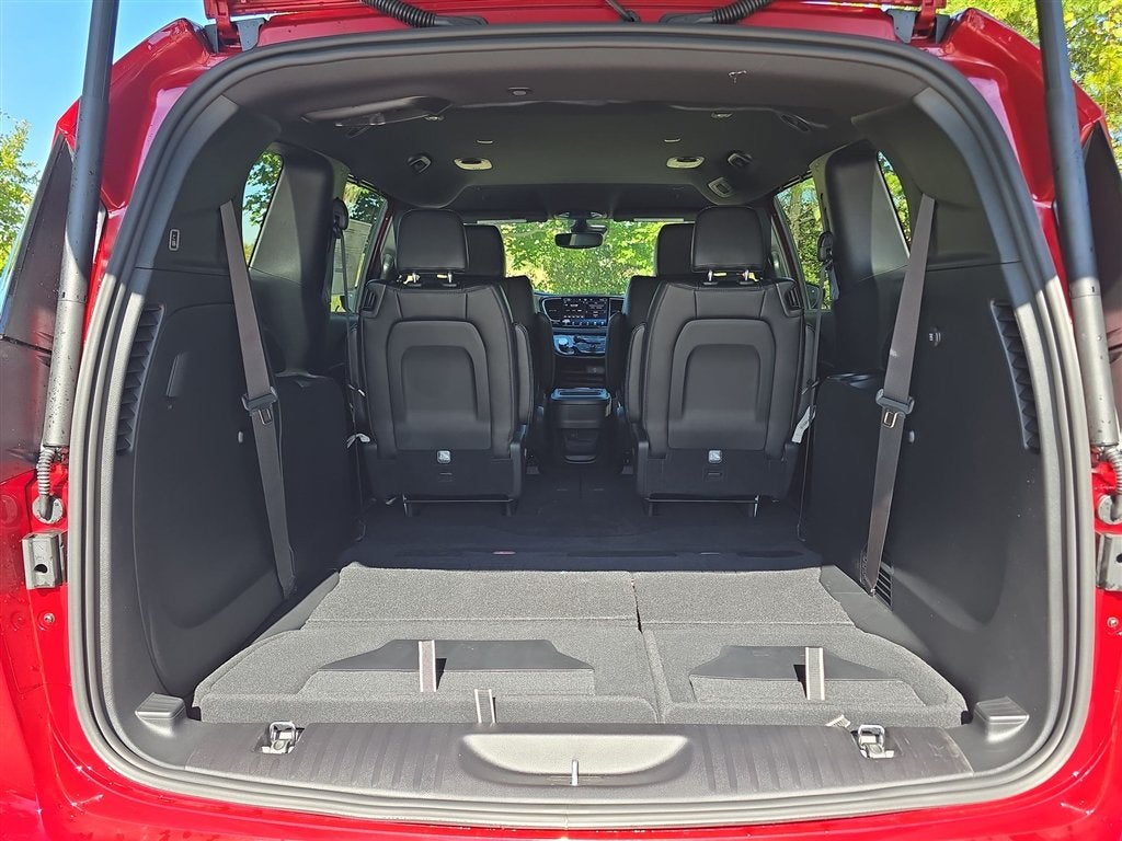 2027 Chrysler Pacifica Select