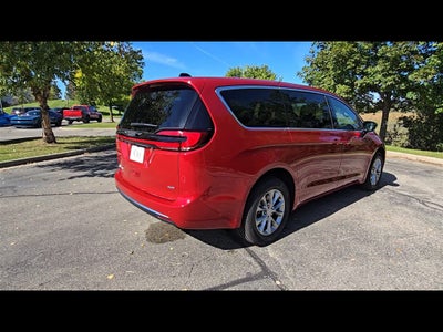 2027 Chrysler Pacifica Select
