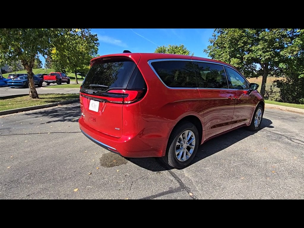 2027 Chrysler Pacifica Select