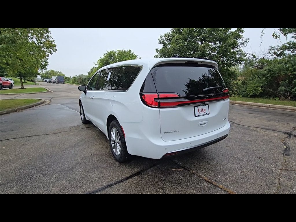 2027 Chrysler Pacifica Select